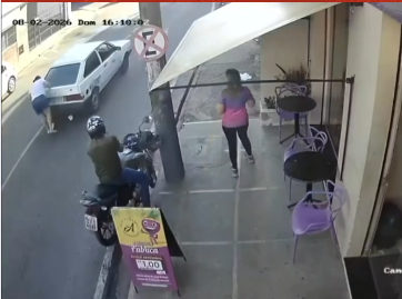 Câmera de Segurança Registra Atropelamento por Veículo em Marcha à Ré em Muriaé (MG)