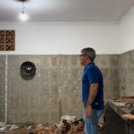 Prefeito Taninho acompanha reforma do banheiro público no Centro de Natividade