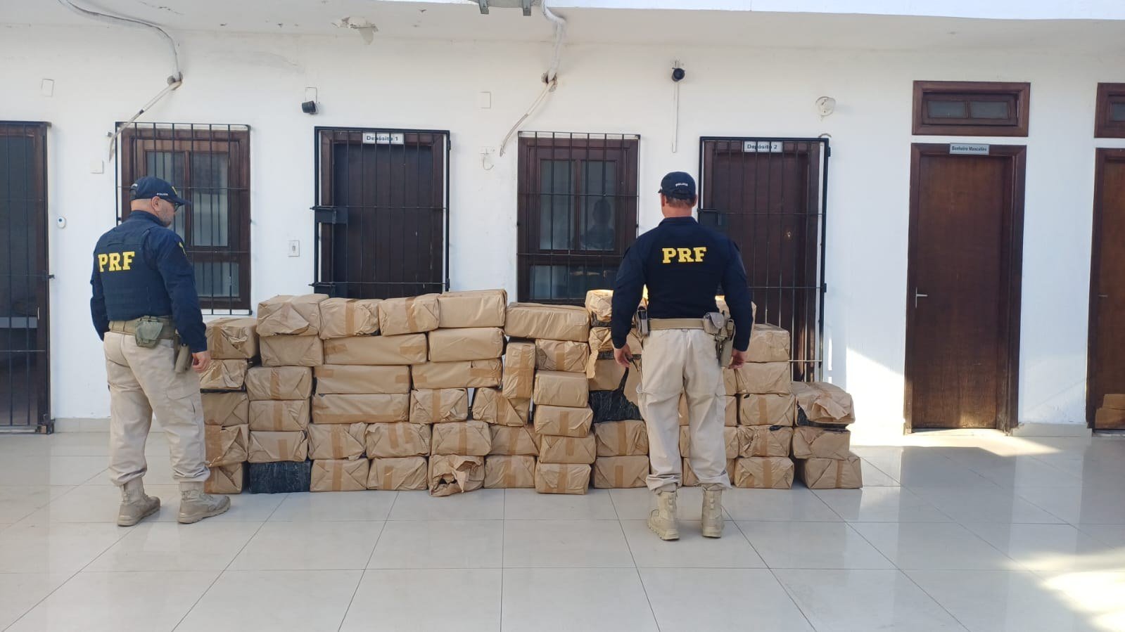 PRF apreende mais de 1,1 tonelada de maconha em caminhão na Via Dutra, em SP