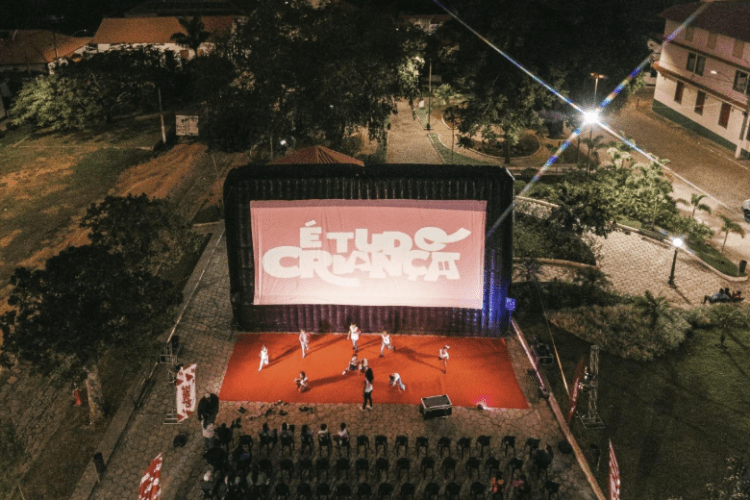 Muriaé (MG) recebe cinema gratuito ao ar livre com o projeto “É Tudo Criança” em setembro
