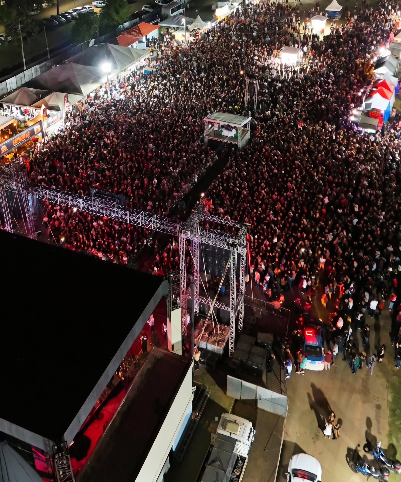 Raça Negra arrasta multidão na Expo Porciúncula (RJ)