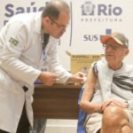 Rio inicia vacinação com Pneumo 20 para idosos a partir de 85 anos