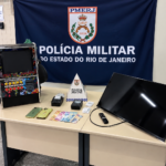 PM fecha casa de jogos de azar e apreende máquina caça-níquel em Itaperuna (RJ)
