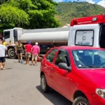 Acidente com moto e caminhão-tanque deixa casal ferido em Natividade