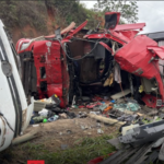 Colisão frontal entre caminhões deixa um morto, um ferido e paralisa trânsito na MG-285 em Piraúba