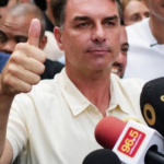 Flávio Bolsonaro volta a criticar fim da escala 6×1 e defende PEC de regime flexível por hora trabalhada