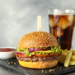 Rede de fast food é condenada a pagar R$ 4 mil a funcionária por fornecer hambúrguer e batata frita diariamente