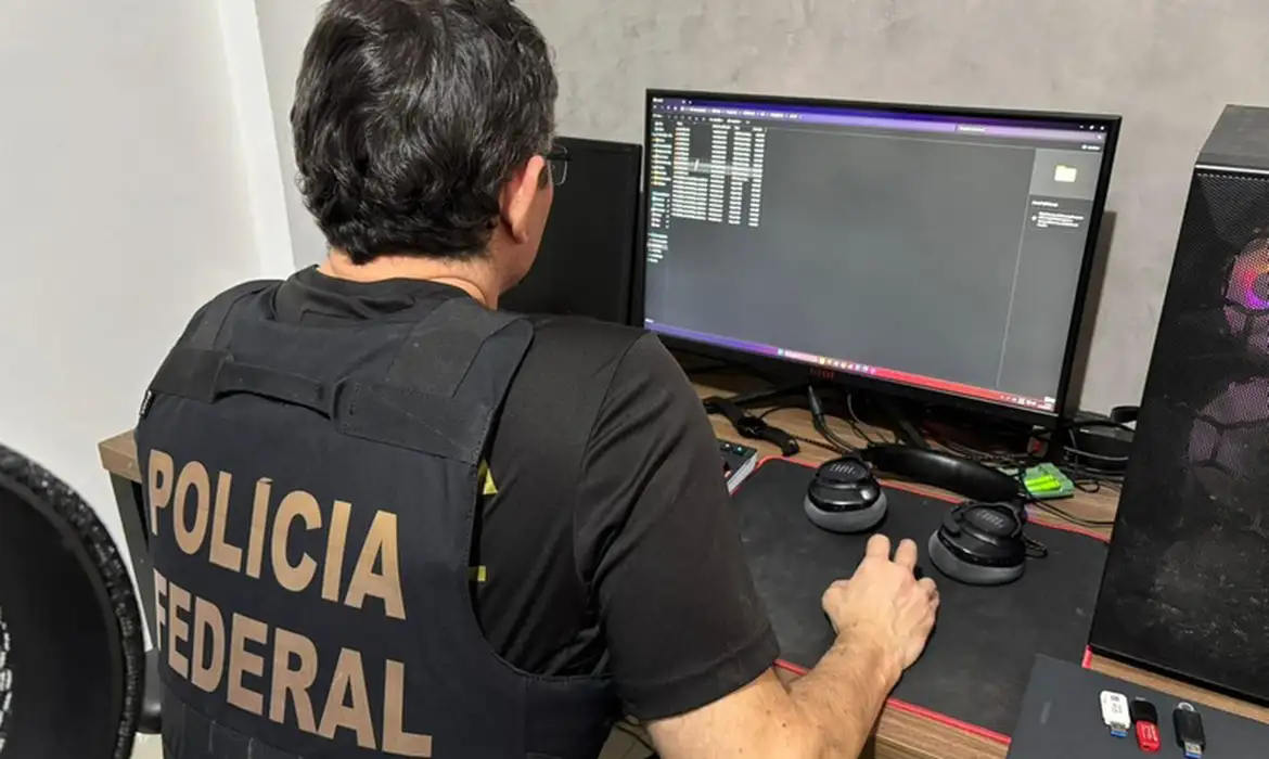 PF prende 19 pessoas em operação contra monopólio de internet ligado ao Comando Vermelho no RJ