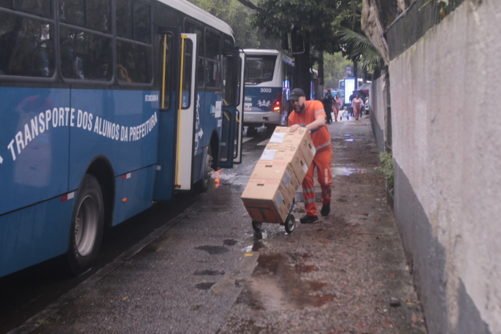TRE-RJ inicia distribuição de urnas eletrônicas para o primeiro turno das Eleições 2026