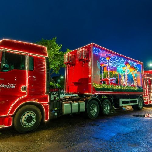 Caminhão da Coca-Cola volta a iluminar as ruas de Itaperuna nesta segunda-feira (17)