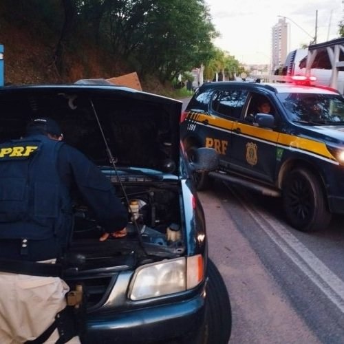 Caminhonete roubada em Petrópolis é recuperada pela PRF em Muriaé (MG)