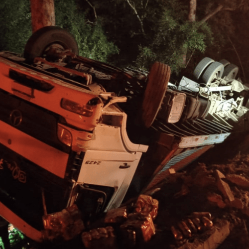 Caminhão carregado com bebidas tomba na BR-116 em Leopoldina e carga é saqueada