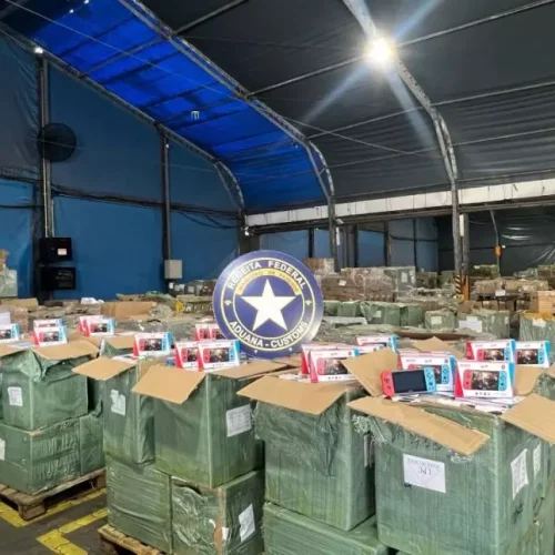 Receita Federal apreende R$ 10 milhões em eletrônicos falsificados no Porto do Rio