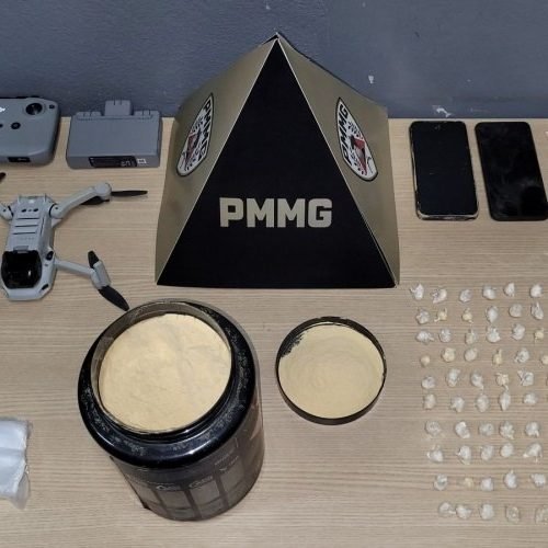PM apreende quase 3 kg de cocaína escondida em pote de suplemento em Eugenópolis (MG)