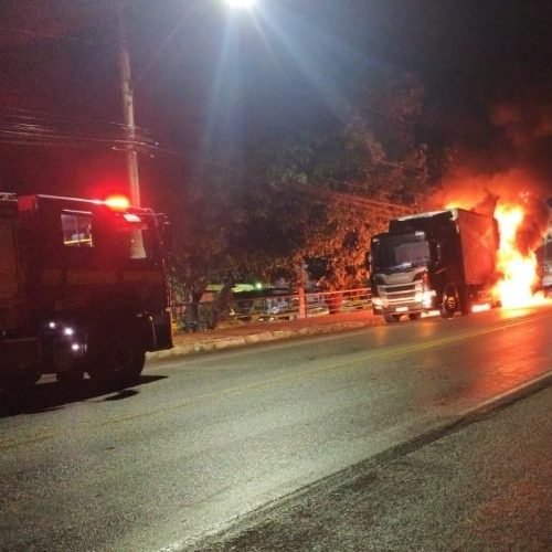 Caminhão carregado de carne pega fogo na BR-356, km 264, próximo ao trevo da Chevrolet