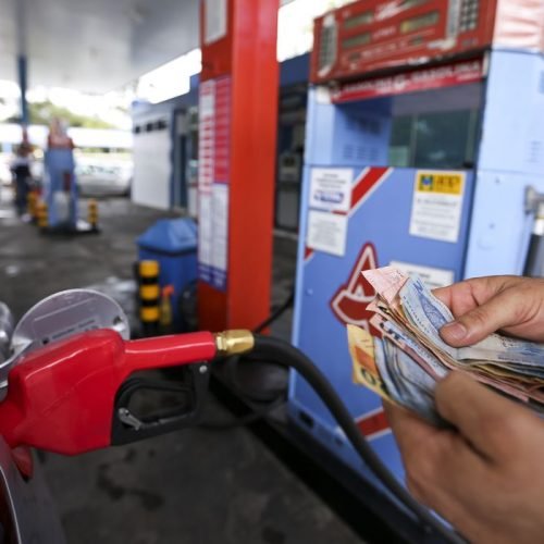 Brasília - Posto de combustíveis do DF vende gasolina com preço quase 40% menor no Dia da Liberdade de Impostos ( Marcelo Camargo/Agência Brasil)