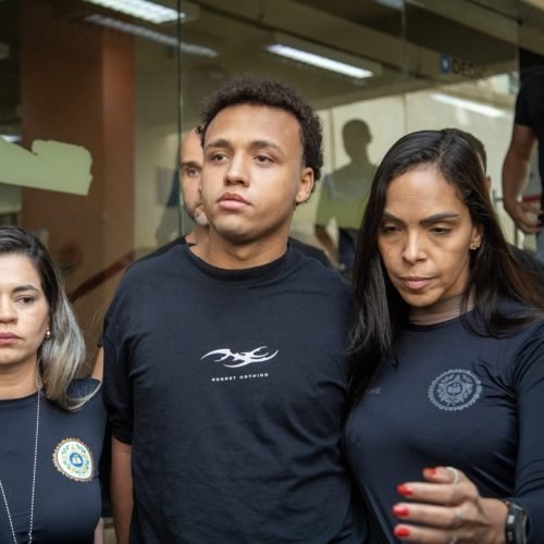 Investigado por Estupro Coletivo Apresenta-se à Polícia com Camiseta de Mensagem Controversa