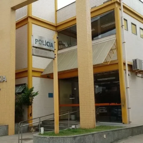 Polícia apreende mais de 800 papelotes de cocaína no bairro Carulas, em Itaperuna (RJ)