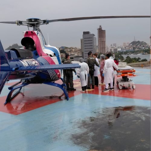 Mulher de 68 anos é atingida por coqueiro e resgatada de helicóptero no ES