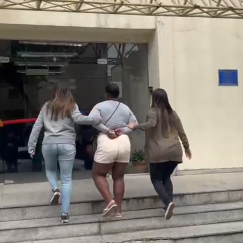 Polícia prende mulher por atear fogo e matar amante
