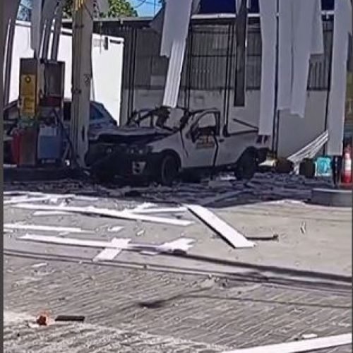 Carro explode em posto de combustível e deixa quatro pessoas feridas