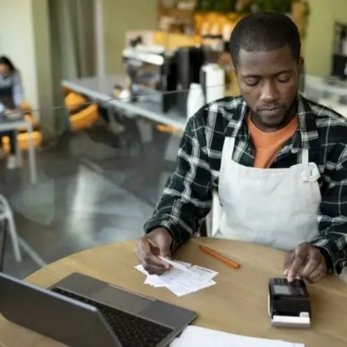 Programa de capacitação profissional está com inscrições abertas para pessoas pretas e pardas