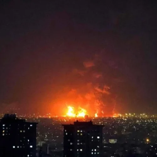 Ataques a depósitos de petróleo provocam incêndios e vazamento de combustível em Teerã