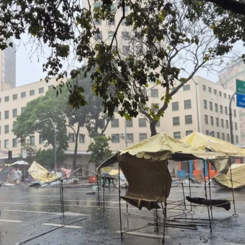 Chuva extremamente forte causa estragos em Belo Horizonte neste domingo (31)