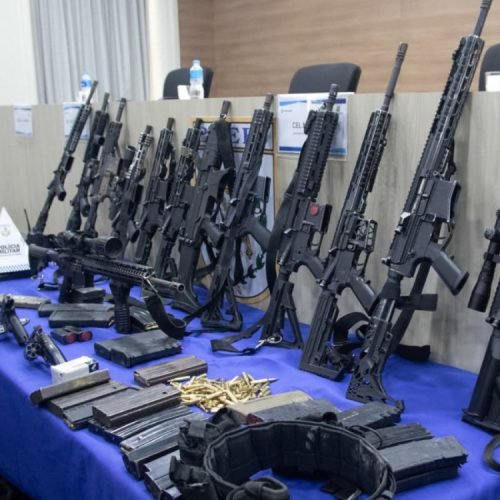 Polícia Militar prende 14 milicianos e apreende 12 fuzis em operação em Jacarepaguá (RJ)