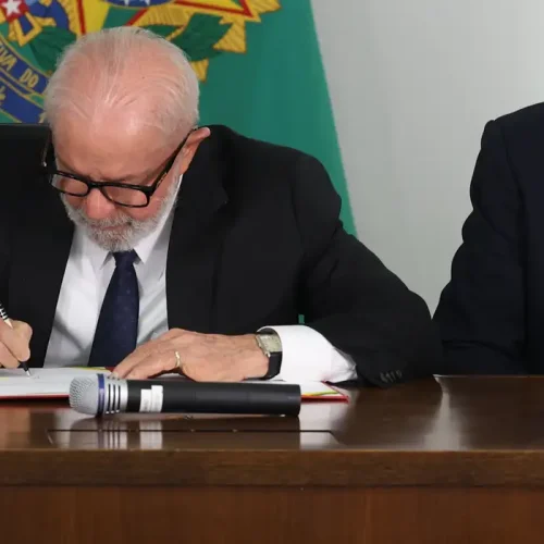 Lula sanciona lei que amplia para 30% cotas para negros em concursos públicos