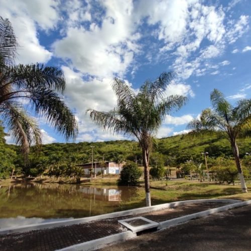 Criança de 3 anos e mãe sofrem choque elétrico em parque de São José de Ubá (RJ)