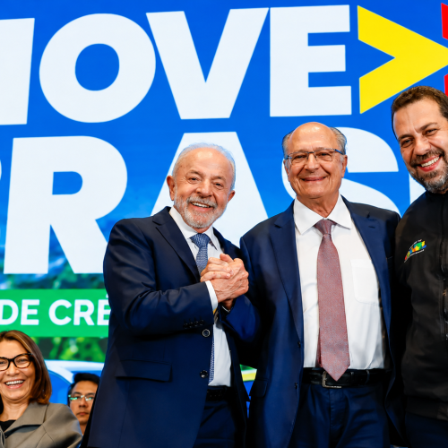 Lula assina programa com financiamento para motoristas de aplicativo e taxistas comprarem carros novos
