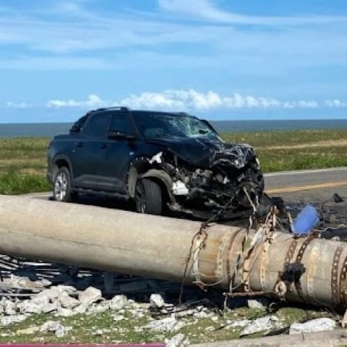 Carro bate em moto e derruba poste na Rodovia do Sol em Itapemirim – ES