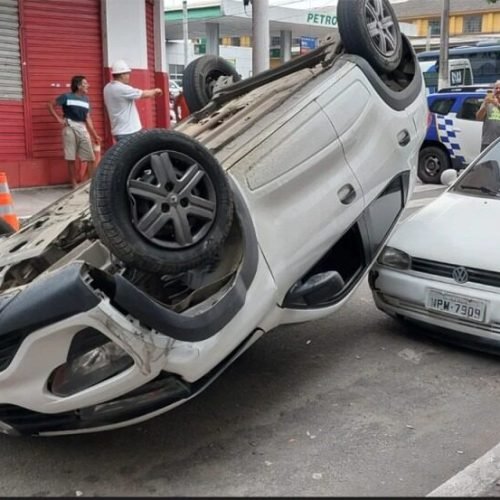 Trio rouba carro em Vila Velha e capota com o veículo no Centro de Vitória