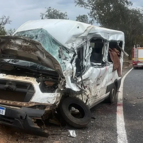 Colisão entre van e carreta deixa dois mortos e oito feridos em Minas Gerais