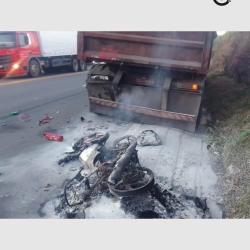 Motociclista morre e veículo pega fogo em acidente na BR 101 em Linhares
