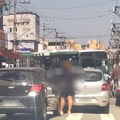 Bandidos usam ônibus como barricadas em São Gonçalo (RJ)