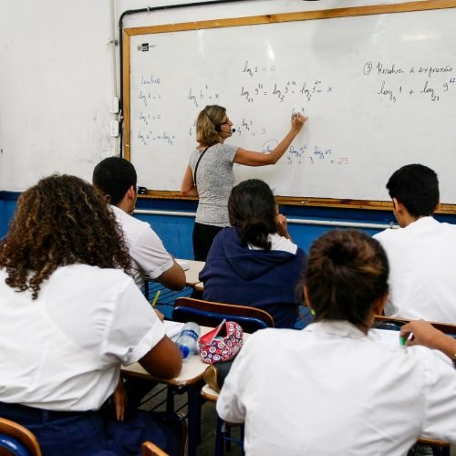 Estado aprova migração de 1.358 professores para jornada de 30 horas semanais