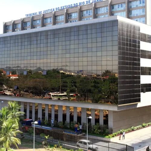 Justiça do Rio condena médico que estuprou mulheres na sala de parto