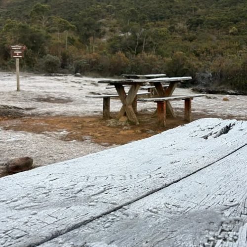 Inverno no Caparaó: Amanhecer deste sábado registra geada e paisagem congelante na serra