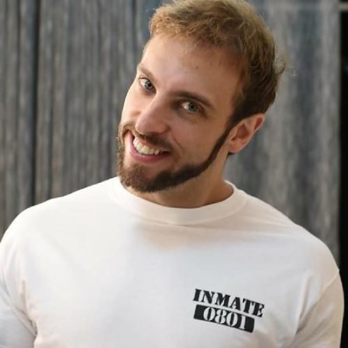 Humorista Léo Lins é absolvido, e condenação a 8 anos de prisão por piadas preconceituosas é suspensa