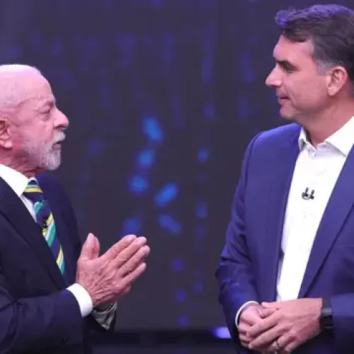 Lula e Flávio Bolsonaro trocam acusações em confronto direto durante debate na Band