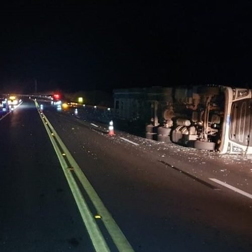 Leopoldina/MG: acidente envolvendo carreta e caminhonete com 4 passageiros quase resulta em tragédia na BR 116