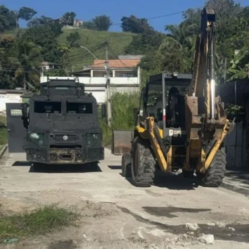 Ação da PM com ‘caveirão’ retira 8 toneladas de barricadas em São Gonçalo (RJ)