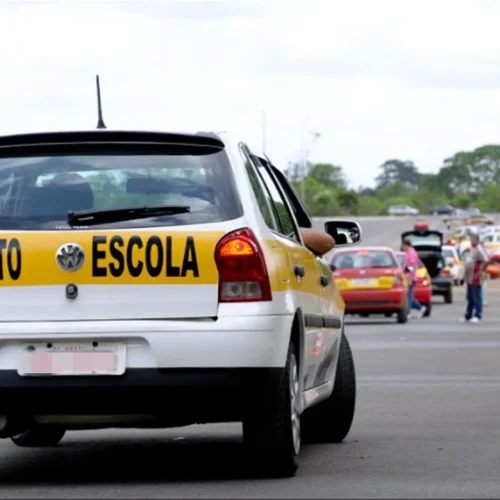 Contran aprova fim da obrigatoriedade de aulas em autoescolas para tirar a CNH