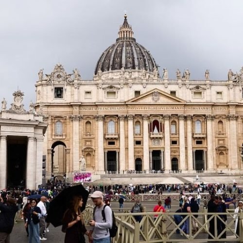 Conclave: cardeais se reúnem na Capela Sistina para definir novo papa