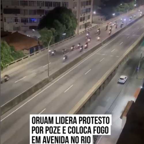 Cantor Oruam lidera protesto por Mc Poze e coloca fogo em avenida no Rio de Janeiro (RJ)