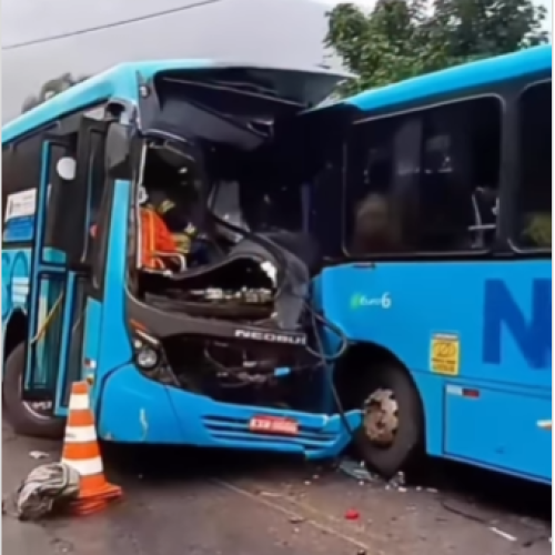 Ônibus colidem de frete em Nova Friburgo em acidade grave