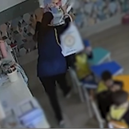 Professora é investigada por agredir criança de 4 anos com livros em escola particular no RS; veja VÍDEO