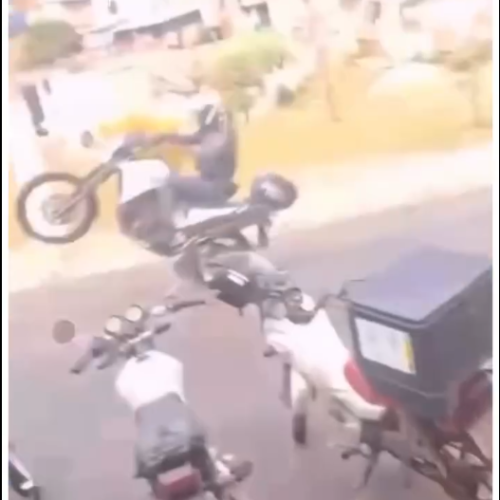 Policial é flagrado empinando moto da PM durante expediente em Ribeirão Preto (SP)